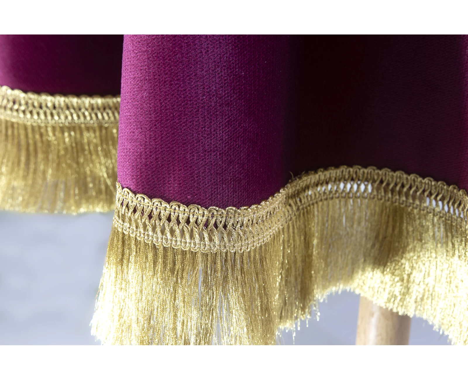 Τραπεζομάντηλο σε μελιτζανί χρώμα Velure με κρόσσι χρυσό | Mypouf.gr