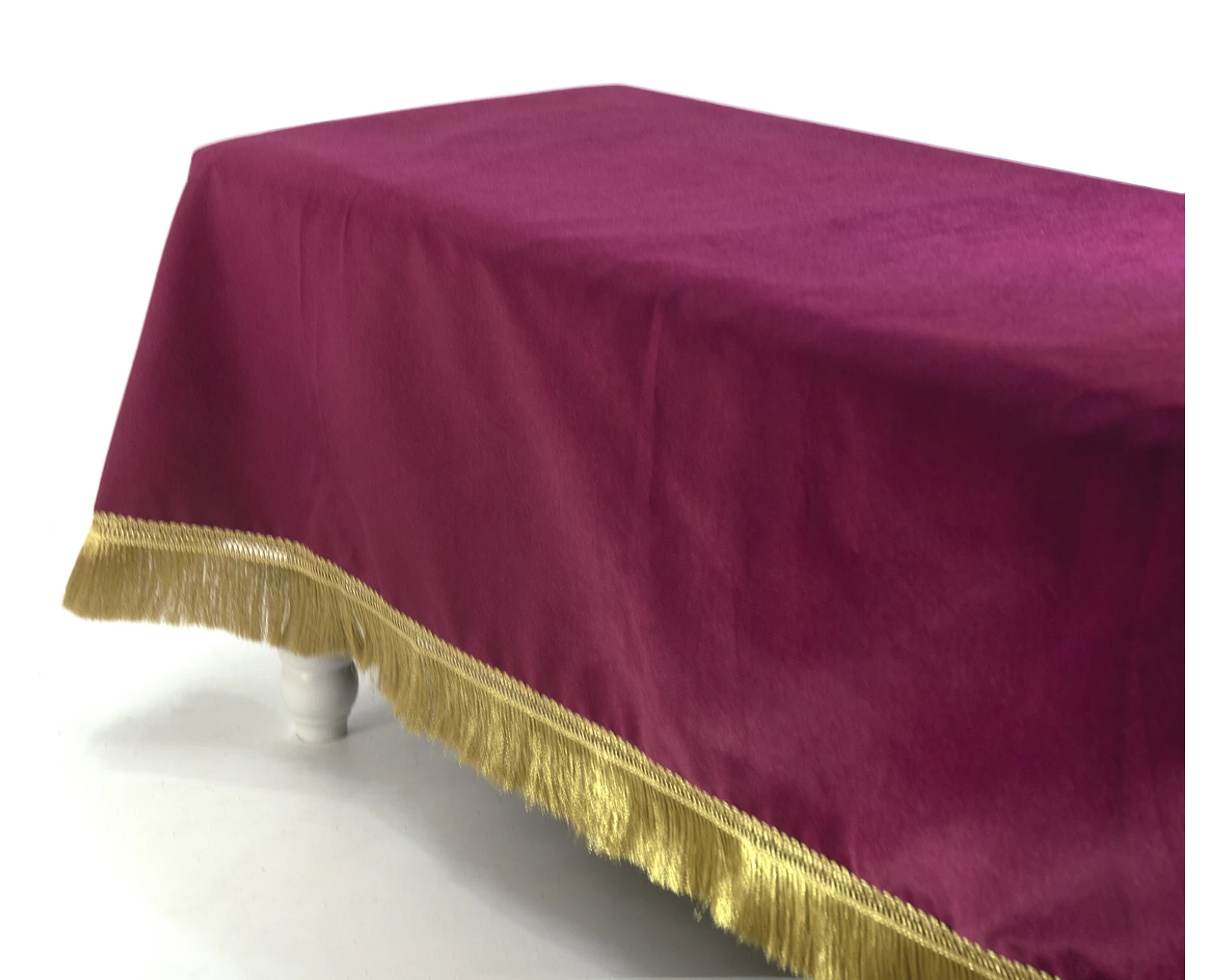 Τραπεζομάντηλο σε μελιτζανί χρώμα Velure με κρόσσι χρυσό | Mypouf.gr