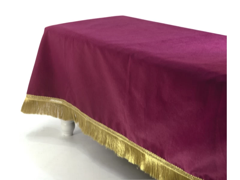 Τραπεζομάντηλο σε μελιτζανί χρώμα Velure με κρόσσι χρυσό